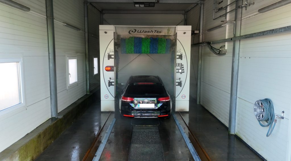 Auto wird in Waschstraße in Eggersdorf gereinigt